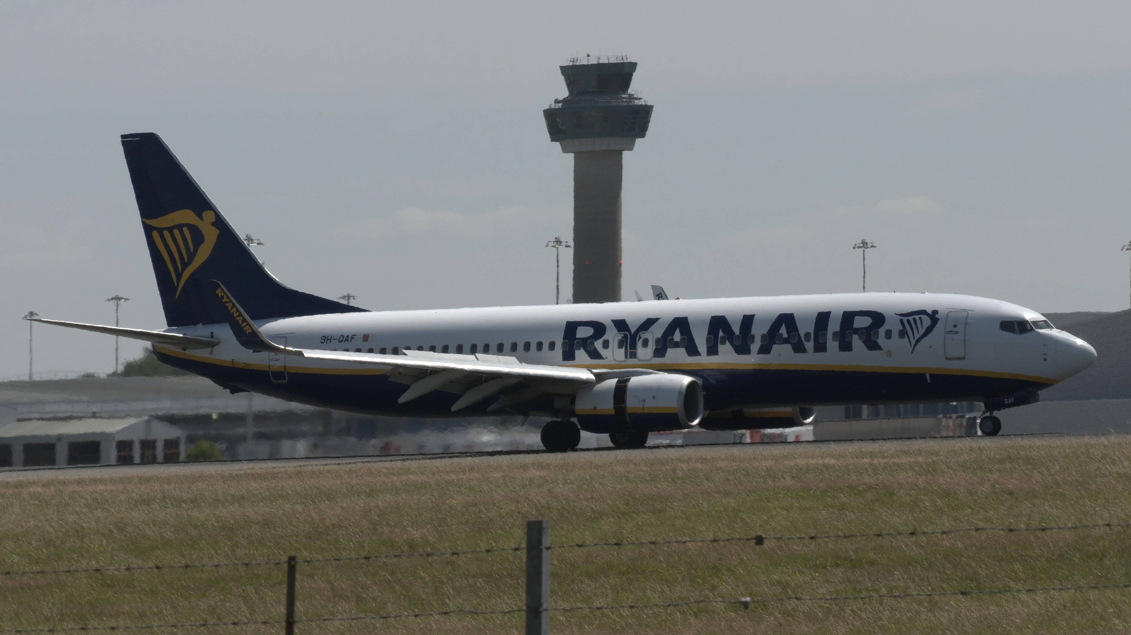 RyanAir Boeing 737 Lands Smoothly at Stansted! ✈️